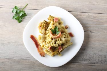 Pasta con carciofi e pancetta
