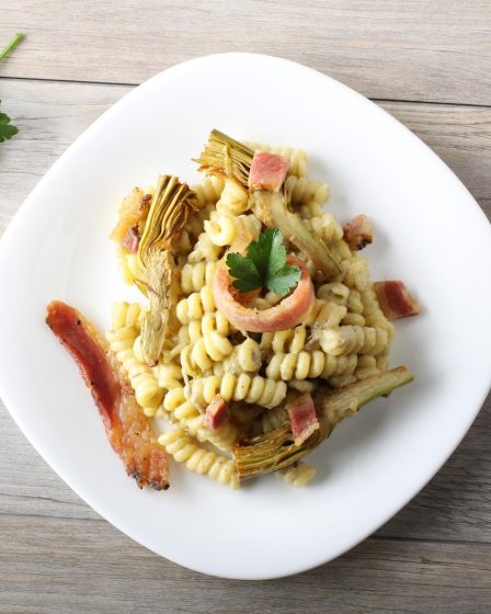 Pasta con carciofi e pancetta