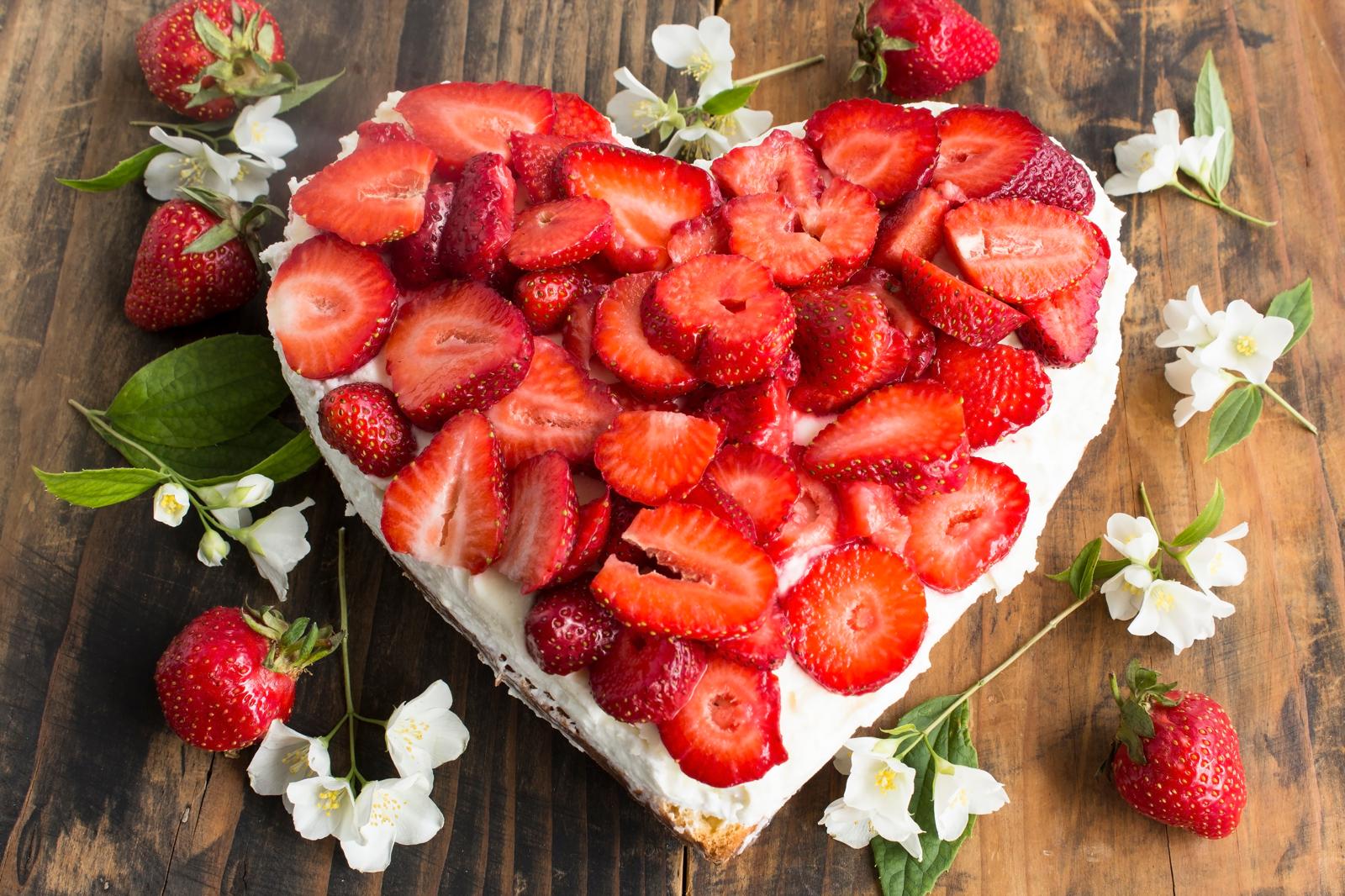 Torta panna e fragole